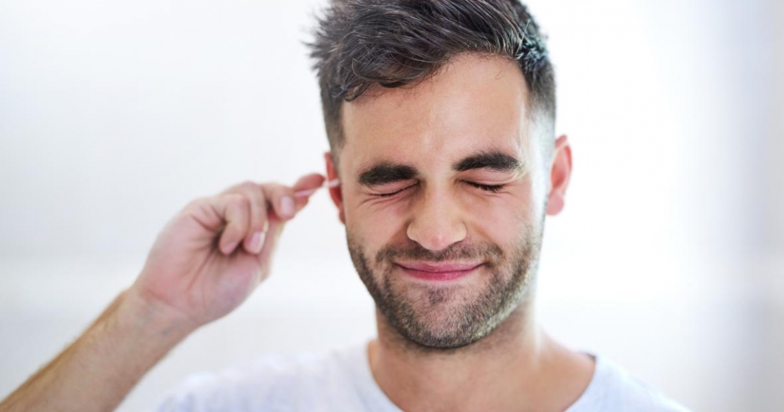 Devo limpar meus ouvidos com frequência?